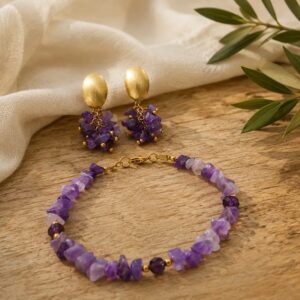 Conjunto de brincos e pulseira de ametistas irregulares, feitos à mão, banhados a ouro 18k, produção exclusiva da ceci joias da amazônia