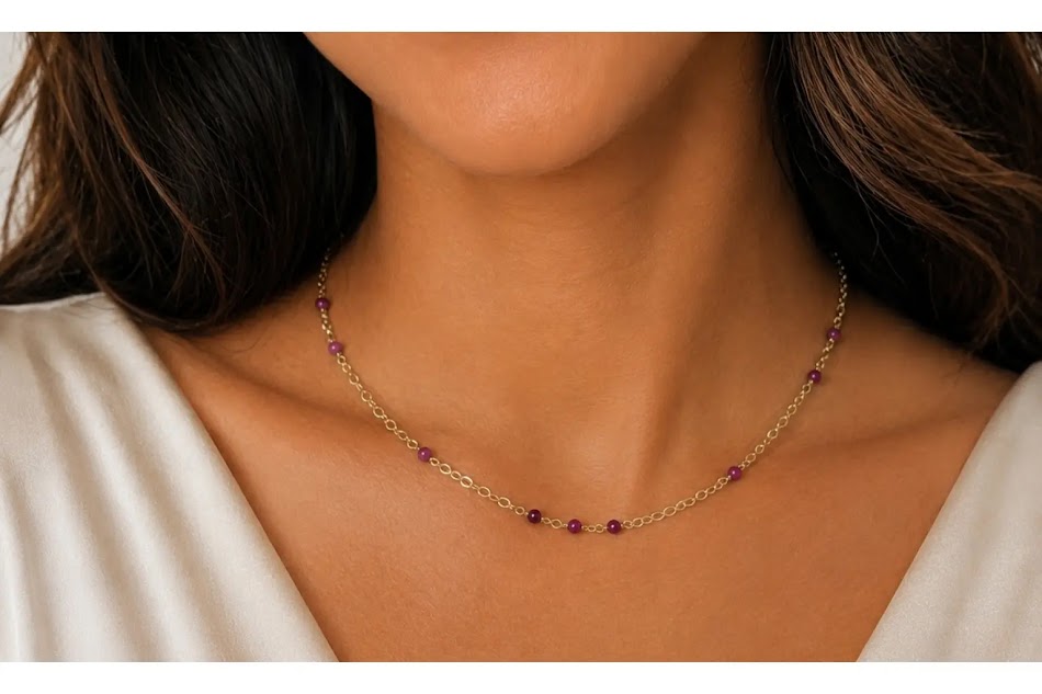 modelo usando colar de rubi, feito a mão pela ceci joias da amazônia.