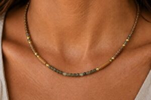 colar esmeraldas e madeira, entremeios e fechos banhados a ouro 18k. Colar produzido pela Ceci joias da amazonia