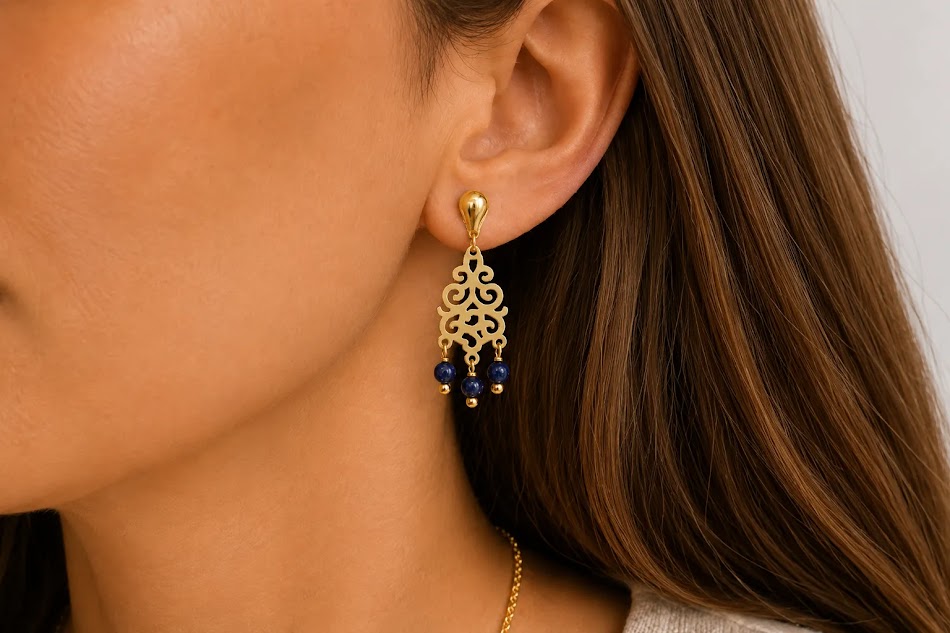 Brincos de lapis lazuli banhados a ouro 18k. no lobulo da modelo
