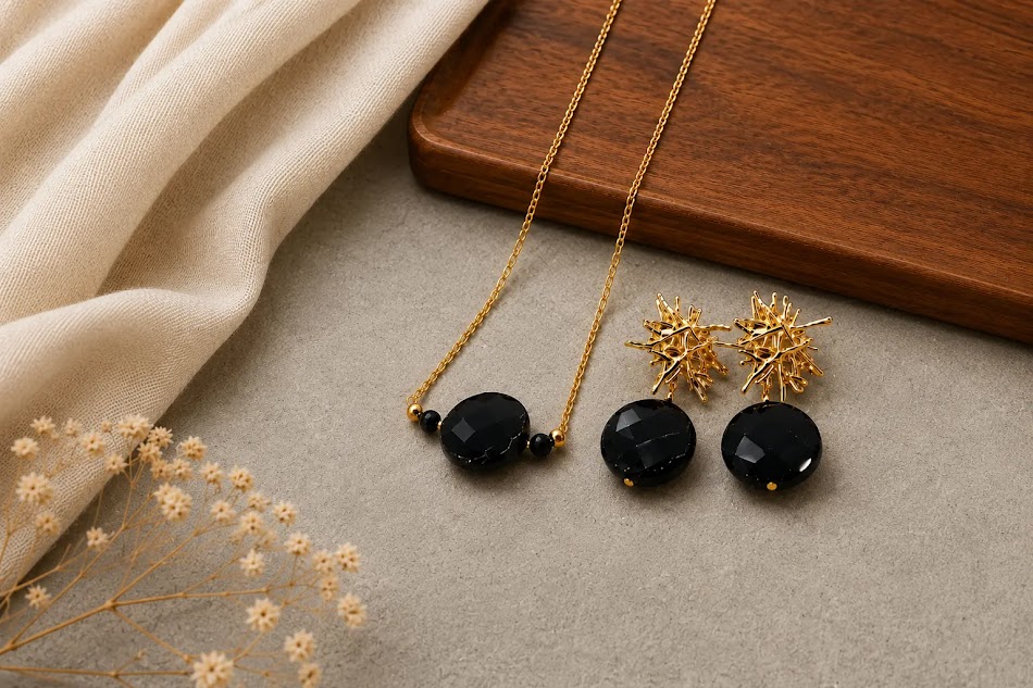 colar e brincos de onix moeda facetada, feitos a mão, banhados em ouro 18k. Feitos pela ceci joias da amazonia
