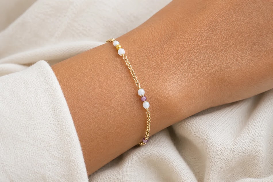 pulseira pedra da lua no punho da modelo, semijoia feita a mão.