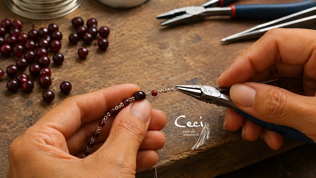 mãos da artesã da ceci joias da amazonia criando mais uma joia maravilhosa.