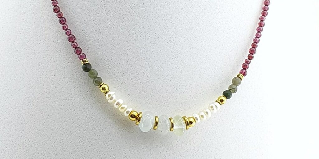 colar de ouro feminino delicado com pedras