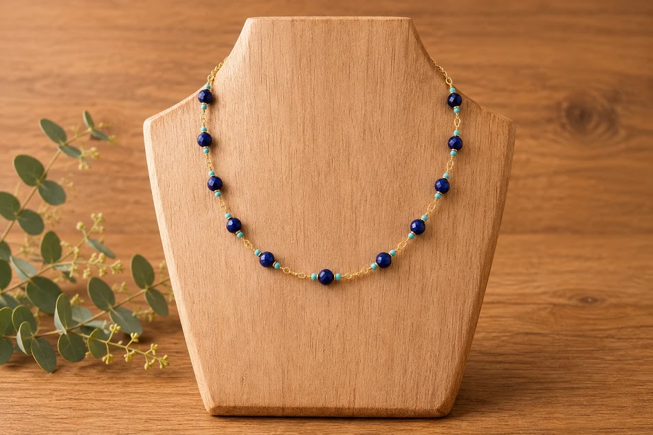 colar lapis lazuli e sodalita tecido a mão, peça única feita pela Ceci joias da Amazônia.