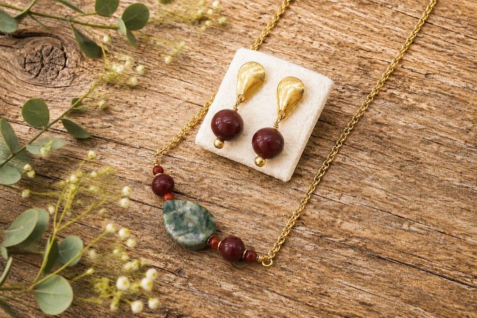 CONJUNTO agata three e jaspe vermelho sobree a madeira rustica, corrente elo portugues banhado a ouro 18k
