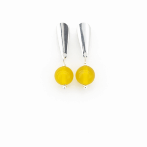 briincos de jade limão em fundo branco. brincos banhados a prata e pedra natural de 8mm. Semijoi exclusiva da Ceci joias