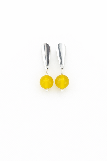 briincos de jade limão em fundo branco. brincos banhados a prata e pedra natural de 8mm. Semijoi exclusiva da Ceci joias