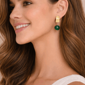 Brincos de aventurina banhados a ouro 18k no lobulo da modelo
