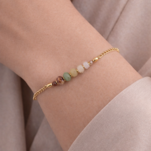 pulseira amazonita facetada feita a mão em Belém do Pará por Ceci joias, no punho da modelo.