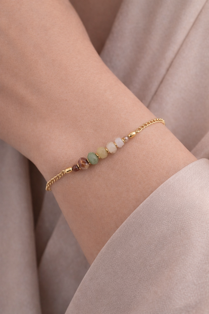 pulseira amazonita facetada feita a mão em Belém do Pará por Ceci joias, no punho da modelo. pulseira amazonita facetada feita a mão em Belém do Pará por Ceci joias, no punho da modelo.