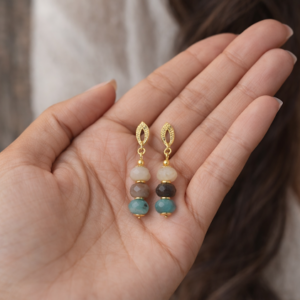 Par de brincos artesanais de amazonita multicolor com ouro 18k na palma da mão — biojoia amazônica feita à mão em Belém do Pará — Ceci Joias.