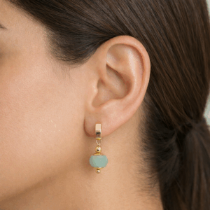brincos de amazonita rondel facetado banhadosa ouro 18k. lobulo da modelo.