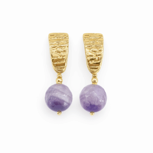 Brincos de ametista de 10mm facetados, banhados a ouro, feitos a mão. fundo branco