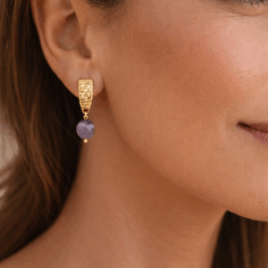 modelo usando brincos de ametista banhados a ouro 18k