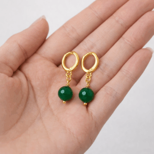 brincos aventurina de argolas banhadas a ouro 18k; na palma da mão da modelo