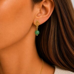 Brincos aventurina banhados a ouro 18k. no lobulo da orelha da modelo. Brincos artesanais da Ceci joias.