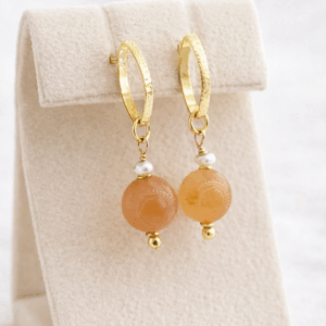 brincos calcita laranja e perolas, banhados a ouro 18k