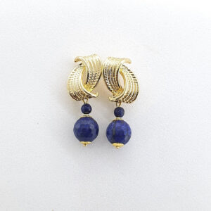 Brincos lapis lazuli base e acessórios folheados a ouro  Semijoia delicada feita a mão, peça unica e exclusiva da ceci joias.  Tamanho dos brincos 4 cm.  Garantia de um ano.