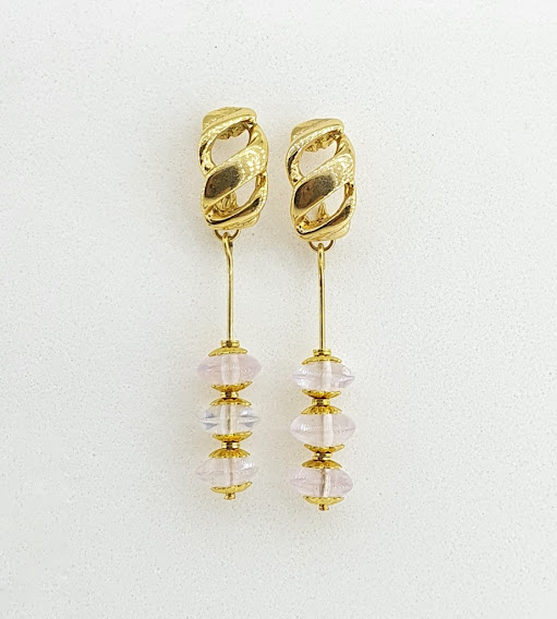 Brincos de quartzo rosa folheados a ouro. Semi joia feita a mão. Peça exclusiva da Ceci joias. tamanho dos brincos : 5,5 cm.