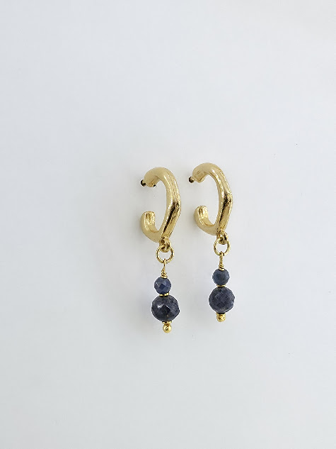 Brincos de Meia Argola com Safira Facetada Folheados a Ouro 18k ✨ Peça única, feita à mão e exclusiva da Ceci Joias ✨ Os brincos de meia argola com safira facetada folheados a ouro 18k são verdadeiras joias artesanais criadas para mulheres que apreciam elegância, sofisticação e exclusividade. Brincos de Meia Argola com Safira Facetada Folheados a Ouro 18k ✨ Peça única, feita à mão e exclusiva da Ceci Joias ✨ Os brincos de meia argola com safira facetada folheados a ouro 18k são verdadeiras joias artesanais criadas para mulheres que apreciam elegância, sofisticação e exclusividade.