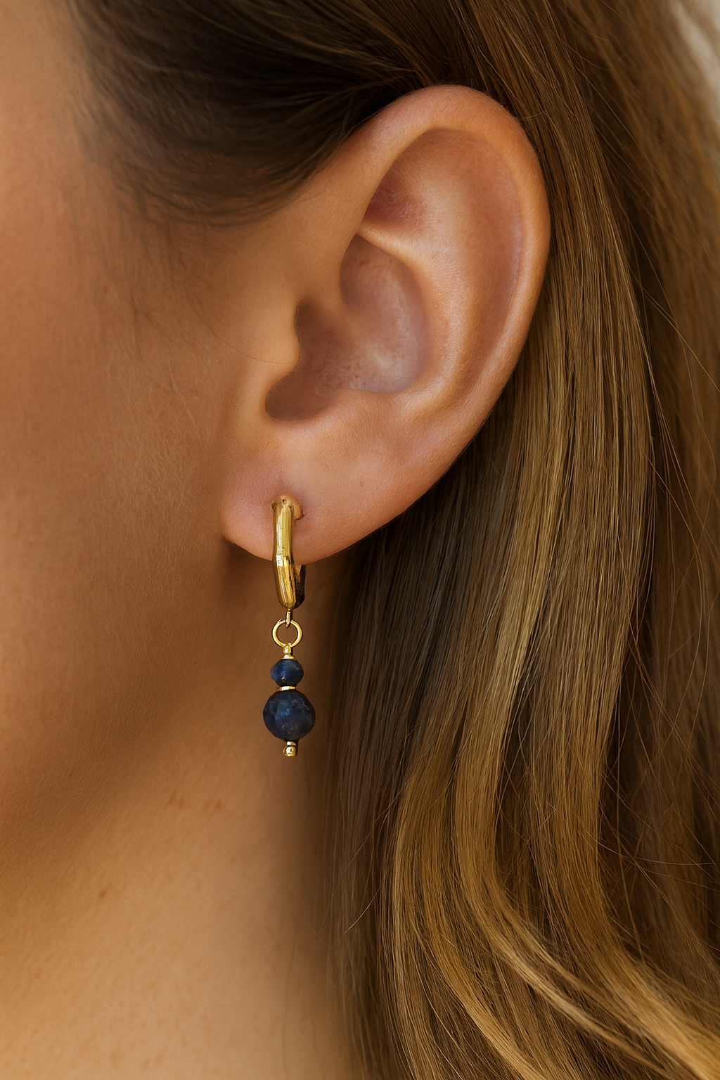 Brincos de Meia Argola com Safira Facetada Folheados a Ouro 18k ✨ Peça única, feita à mão e exclusiva da Ceci Joias ✨ Os brincos de meia argola com safira facetada folheados a ouro 18k são verdadeiras joias artesanais criadas para mulheres que apreciam elegância, sofisticação e exclusividade. Brincos de Meia Argola com Safira Facetada Folheados a Ouro 18k ✨ Peça única, feita à mão e exclusiva da Ceci Joias ✨ Os brincos de meia argola com safira facetada folheados a ouro 18k são verdadeiras joias artesanais criadas para mulheres que apreciam elegância, sofisticação e exclusividade.