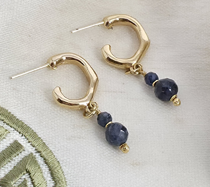 Brincos de Meia Argola com Safira Facetada Folheados a Ouro 18k ✨ Peça única, feita à mão e exclusiva da Ceci Joias ✨ Os brincos de meia argola com safira facetada folheados a ouro 18k são verdadeiras joias artesanais criadas para mulheres que apreciam elegância, sofisticação e exclusividade. Brincos de Meia Argola com Safira Facetada Folheados a Ouro 18k ✨ Peça única, feita à mão e exclusiva da Ceci Joias ✨ Os brincos de meia argola com safira facetada folheados a ouro 18k são verdadeiras joias artesanais criadas para mulheres que apreciam elegância, sofisticação e exclusividade.