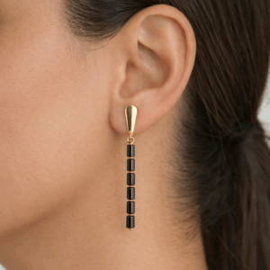 brincos hematita de tubinhos banhados a ouro 18k. Peça única,