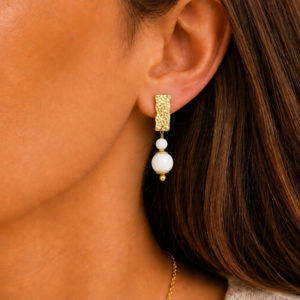 brincos de jade branco no lobulo da modelo, banhado a ouro 18k, feitos a mão pela ceci joias da amazonia