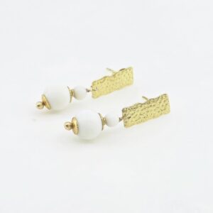 Brincos de jade branco folheados a ouro 18 k. Semi joia confeccionada com esferas de pedras naturais de jade branco de 8 e 4 mm. Tamanho dos brincos: 3 cm.  Joia artesanal delicada . Exclusiva da Ceci joias. Peça unica. Garantia de 1 ano.