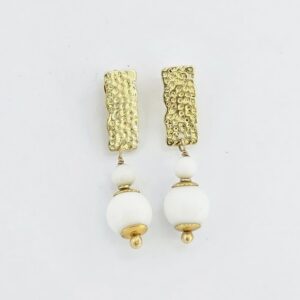 Brincos de jade branco folheados a ouro 18 k. Semi joia confeccionada com esferas de pedras naturais de jade branco de 8 e 4 mm. Tamanho dos brincos: 3 cm.  Joia artesanal delicada . Exclusiva da Ceci joias. Peça unica. Garantia de 1 ano.