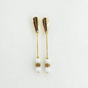 Brincos de Jade Branco e madeira com entremeio e base folheados em ouro 18k .  tamanho 5 cm.  Garantia de 01 ano.