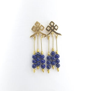 Brincos hastes de lapis lazuli folheados a ouro 18 k.  Peça única e exclusiva da Ceci joias.  Semijoia delicada, artesanal.  Tamanho 5 cm.  Garantia de 01 ano.