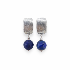 Brincos lápis lazuli facetado folheado a prata. Semijoia delicada , feito a mão. Peça exclusiva da Ceci joias. Tamanho 4 cm. Semijoias finas.