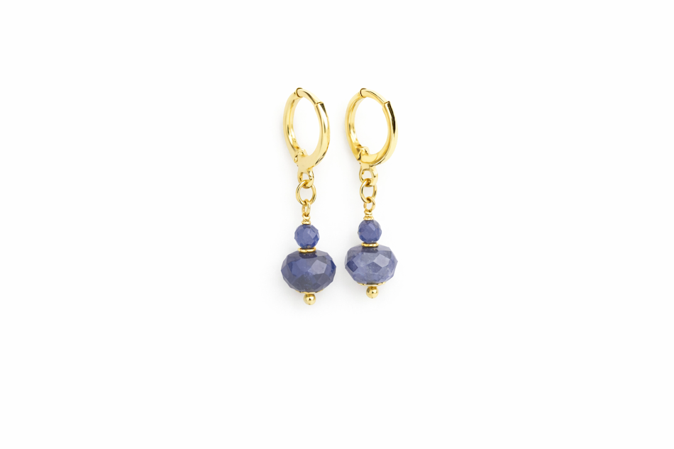 Brincos safira de argola banhado a ouro 18 k Fundo branco
