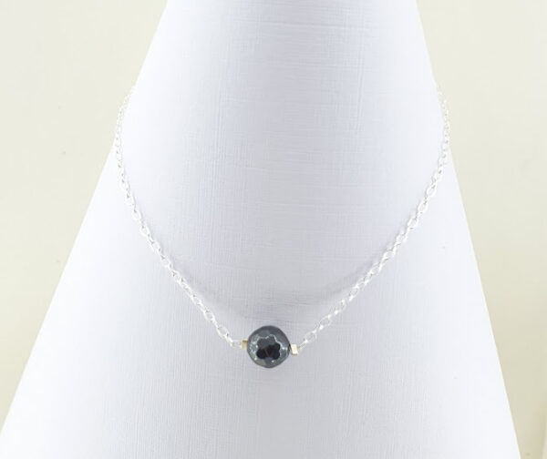 Colar corrente hematita facetada folheada a prata. Peça única e exclusiva da Ceci joias. Semijoia delicada, artesanal. Tamanho do colar : 46 cm.