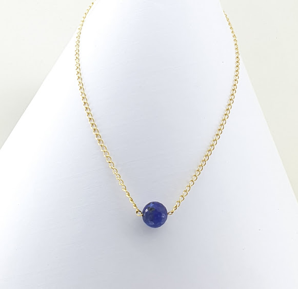 Colar corrente lápis lazuli facetado folheado a ouro 18 k. Peça única e exclusiva da Ceci joias. Semijoia delicada, artesanal. Tamanho 46 cm.
