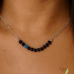Colar Corrente Cadeado com Ônix e Turquesa Folheado a Prata – Ceci Joias da Amazônia O colar de corrente cadeado com pedras naturais de ônix e turquesa folheado a prata é uma joia artesanal exclusiva da Ceci Joias da Amazônia, feita à mão com atenção aos mínimos detalhes. Essa semijoia delicada e sofisticada combina o contraste elegante do ônix fosco com a intensidade da turquesa, resultando em uma peça única, versátil e atemporal.