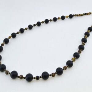 Colar de Ônix Fosco e Olho de Tigre Fosco Folheado a Ouro 18k Peça artesanal exclusiva da Ceci Joias da Amazônia Este colar de ônix fosco e olho de tigre fosco folheado a ouro 18k é uma joia artesanal feita com pedras naturais selecionadas. Cada detalhe foi pensado para transmitir sofisticação, beleza e durabilidade, transformando-o em uma semijoia única e exclusiva.