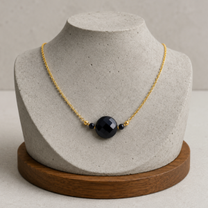 colar de onix moeda facetada, corrente banhada a ouro 18k, mostruario de cimento queimado.