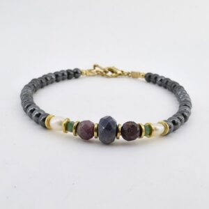 Pulseira de Hematita, Safira, Rubi, Esmeralda e Pérola Folheada a Ouro 18k – Joia Artesanal Exclusiva A Pulseira de hematita, safira, rubi, esmeralda e pérola folheada a ouro 18k é uma joia artesanal única, feita à mão pela Ceci Joias da Amazônia. Cada detalhe dessa semijoia delicada combina a força e o brilho de pedras naturais com o charme clássico das pérolas cultivadas em água doce, criando uma peça sofisticada, durável e exclusiva.