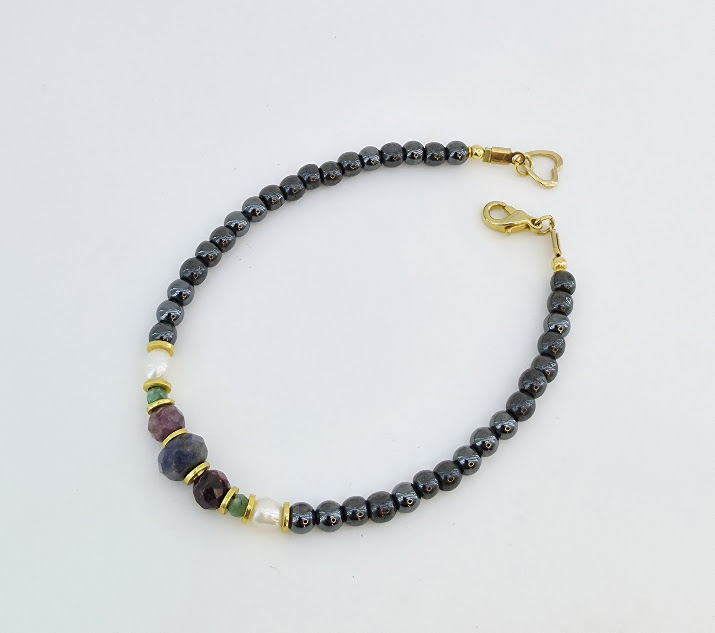 Pulseira de Hematita, Safira, Rubi, Esmeralda e Pérola Folheada a Ouro 18k – Joia Artesanal Exclusiva A Pulseira de hematita, safira, rubi, esmeralda e pérola folheada a ouro 18k é uma joia artesanal única, feita à mão pela Ceci Joias da Amazônia. Cada detalhe dessa semijoia delicada combina a força e o brilho de pedras naturais com o charme clássico das pérolas cultivadas em água doce, criando uma peça sofisticada, durável e exclusiva. Pulseira de Hematita, Safira, Rubi, Esmeralda e Pérola Folheada a Ouro 18k – Joia Artesanal Exclusiva A Pulseira de hematita, safira, rubi, esmeralda e pérola folheada a ouro 18k é uma joia artesanal única, feita à mão pela Ceci Joias da Amazônia. Cada detalhe dessa semijoia delicada combina a força e o brilho de pedras naturais com o charme clássico das pérolas cultivadas em água doce, criando uma peça sofisticada, durável e exclusiva.