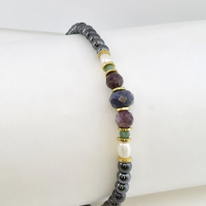 Pulseira de Hematita, Safira, Rubi, Esmeralda e Pérola Folheada a Ouro 18k – Joia Artesanal Exclusiva A Pulseira de hematita, safira, rubi, esmeralda e pérola folheada a ouro 18k é uma joia artesanal única, feita à mão pela Ceci Joias da Amazônia. Cada detalhe dessa semijoia delicada combina a força e o brilho de pedras naturais com o charme clássico das pérolas cultivadas em água doce, criando uma peça sofisticada, durável e exclusiva.