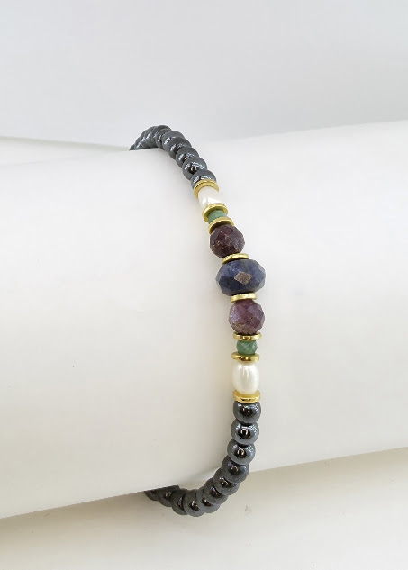 Pulseira de Hematita, Safira, Rubi, Esmeralda e Pérola Folheada a Ouro 18k – Joia Artesanal Exclusiva A Pulseira de hematita, safira, rubi, esmeralda e pérola folheada a ouro 18k é uma joia artesanal única, feita à mão pela Ceci Joias da Amazônia. Cada detalhe dessa semijoia delicada combina a força e o brilho de pedras naturais com o charme clássico das pérolas cultivadas em água doce, criando uma peça sofisticada, durável e exclusiva.