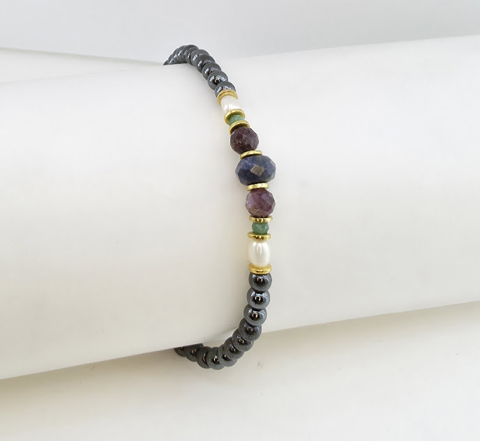 Pulseira de Hematita, Safira, Rubi, Esmeralda e Pérola Folheada a Ouro 18k – Joia Artesanal Exclusiva A Pulseira de hematita, safira, rubi, esmeralda e pérola folheada a ouro 18k é uma joia artesanal única, feita à mão pela Ceci Joias da Amazônia. Cada detalhe dessa semijoia delicada combina a força e o brilho de pedras naturais com o charme clássico das pérolas cultivadas em água doce, criando uma peça sofisticada, durável e exclusiva. Pulseira de Hematita, Safira, Rubi, Esmeralda e Pérola Folheada a Ouro 18k – Joia Artesanal Exclusiva A Pulseira de hematita, safira, rubi, esmeralda e pérola folheada a ouro 18k é uma joia artesanal única, feita à mão pela Ceci Joias da Amazônia. Cada detalhe dessa semijoia delicada combina a força e o brilho de pedras naturais com o charme clássico das pérolas cultivadas em água doce, criando uma peça sofisticada, durável e exclusiva.