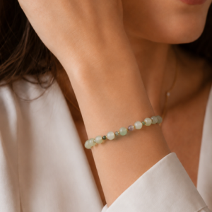 pulseira de jade e agata indiana banhada a ouro 18k. no punho da modelo. Semijoia feita a mão pela Ceci joias da amazônia.