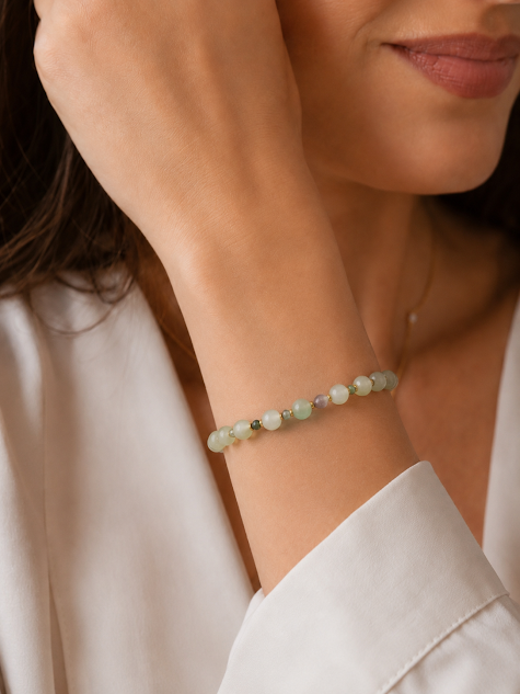 pulseira de jade e agata indiana banhada a ouro 18k. no punho da modelo. Semijoia feita a mão pela Ceci joias da amazônia. pulseira de jade e agata indiana banhada a ouro 18k. no punho da modelo. Semijoia feita a mão pela Ceci joias da amazônia.