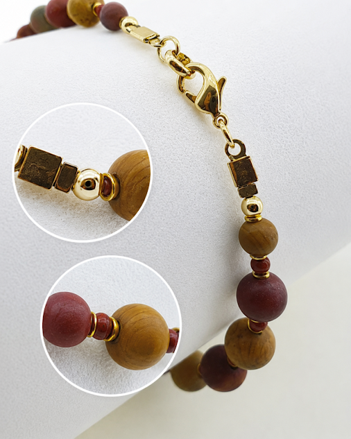 detalhes da pulseira de jaspe picasso e jaspe vermelho com entremeios e fechos banhados a ouro 18k. Feio pela Ceci joias detalhes da pulseira de jaspe picasso e jaspe vermelho com entremeios e fechos banhados a ouro 18k. Feio pela Ceci joias