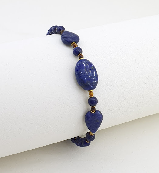 Pulseira de lapis lazuli e olho de tigre folheada a ouro 18 k. Semijoia  feita de forma artesanal. Exclusiva da Ceci joias. Tamanho da pulseira 20 cm. Garantia de 01 ano.