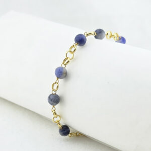 Pulseira sodalita fosca elo português folheada a ouro 18 k. Pulseira de tamanho 20 cm. sodalita fosca 6 mm. Semijoia delicada feita a mão, peça exclusiva da Ceci joias.